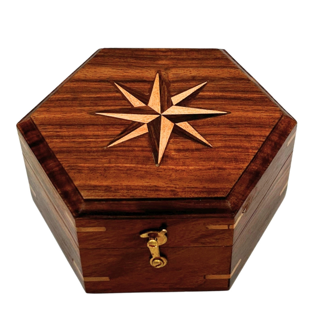 Mosadzný kompas so slnečnými hodinami v elegantnej drevenej škatuľke - ideálny darček s možnosťou personalizácie gravírovaním - retro štýl, klasické vyhotovenie, vysoká kvalita