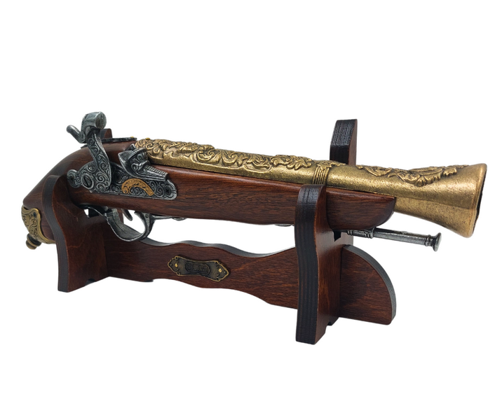 Replika perkusnej pištole z XVIII. storočia na stojane s možnosťou personalizácie gravírovaním - elegantný dekoratívny prvok a ideálny darček pre milovníkov histórie - vyrobená z kovu a dreva, dĺžka 38 cm
