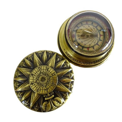 Mosadzný renesančný solárny kompas s gravírovaním - elegantný vintage darček s výškou 4,5 cm a priemerom 8,5 cm