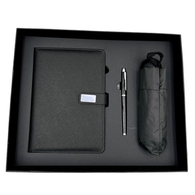 Elegantná darčeková súprava s personalizáciou - kožený zápisník A5, pero a čierny dáždnik v darčekovej krabičke