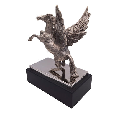 Figurka dekoracyjna Pegaz z aluminium na stalowo-drewnianej podstawie, personalizowany grawer, elegancki prezent dla miłośników mitologii greckiej, wysokość 36 cm, kolor srebrny z czarną podstawą