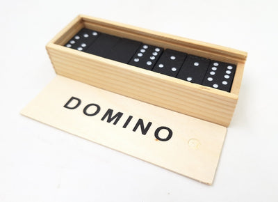 Domino v drevenej škatuľke s možnosťou personalizácie gravírovaním - ideálny darček pre milovníkov spoločenských hier, 28 plastových kociek, rozmery škatuľky 5 x 15 x 3,5 cm, materiál: drevo a plast