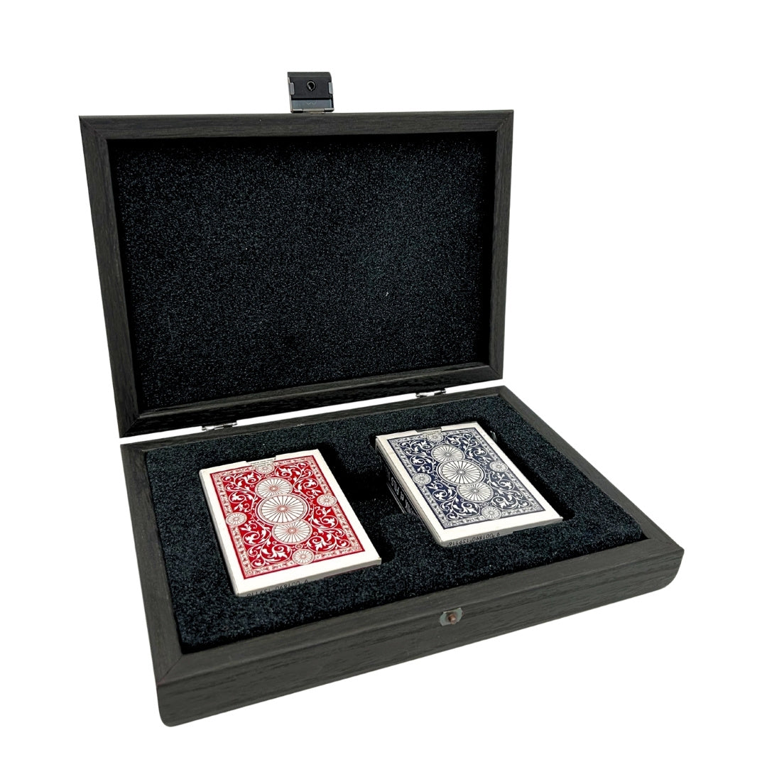 Exkluzívne hracie karty v ozdobnej škatuľke s možnosťou personalizácie gravírovaním - tmavá námornícka modrá a červená, drevená škatuľka s velúrovou výstelkou
