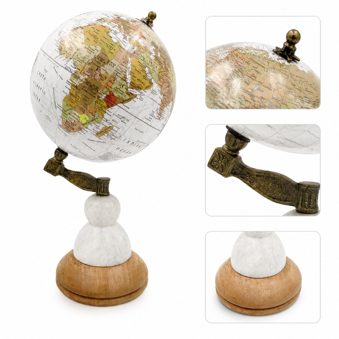 Dekoračný glóbus Voyager na mramorovo-drevenom podstavci s možnosťou personalizácie gravírovaním – elegantný darček pre milovníkov cestovania, výška 32 cm, priemer 15,5 cm, biela mapa s farebnými kontinentmi