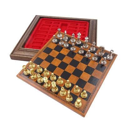 Exkluzívny kovový magnetický šach Italfama 18x18 cm s možnosťou personalizácie gravírovaním – elegantný darček na každú príležitosť, hnedo-čierna šachovnica so zlatisto-striebristými figúrkami