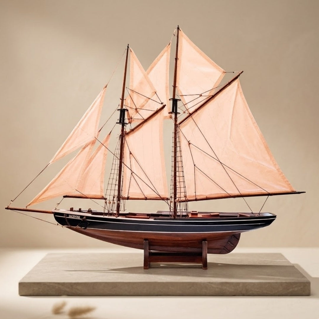 Model škunera Bluenose 78 cm s gravírovaním - elegantná drevená námornícka dekorácia ako darček pre milovníkov plachtenia a námornej histórie s prírodnými plachtami