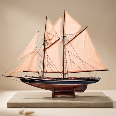 Model škunera Bluenose 78 cm s gravírovaním - elegantná drevená námornícka dekorácia ako darček pre milovníkov plachtenia a námornej histórie s prírodnými plachtami