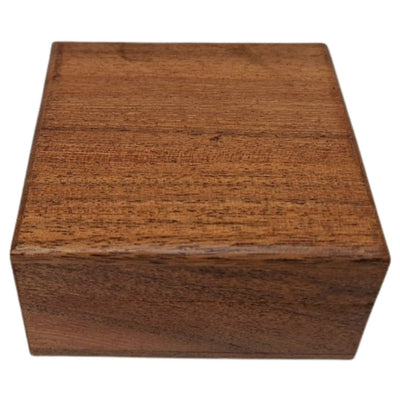 Drevená darčeková krabička – šperkovnica 8x8cm s tmavomodrou výplňou a možnosťou personalizácie gravírovaním