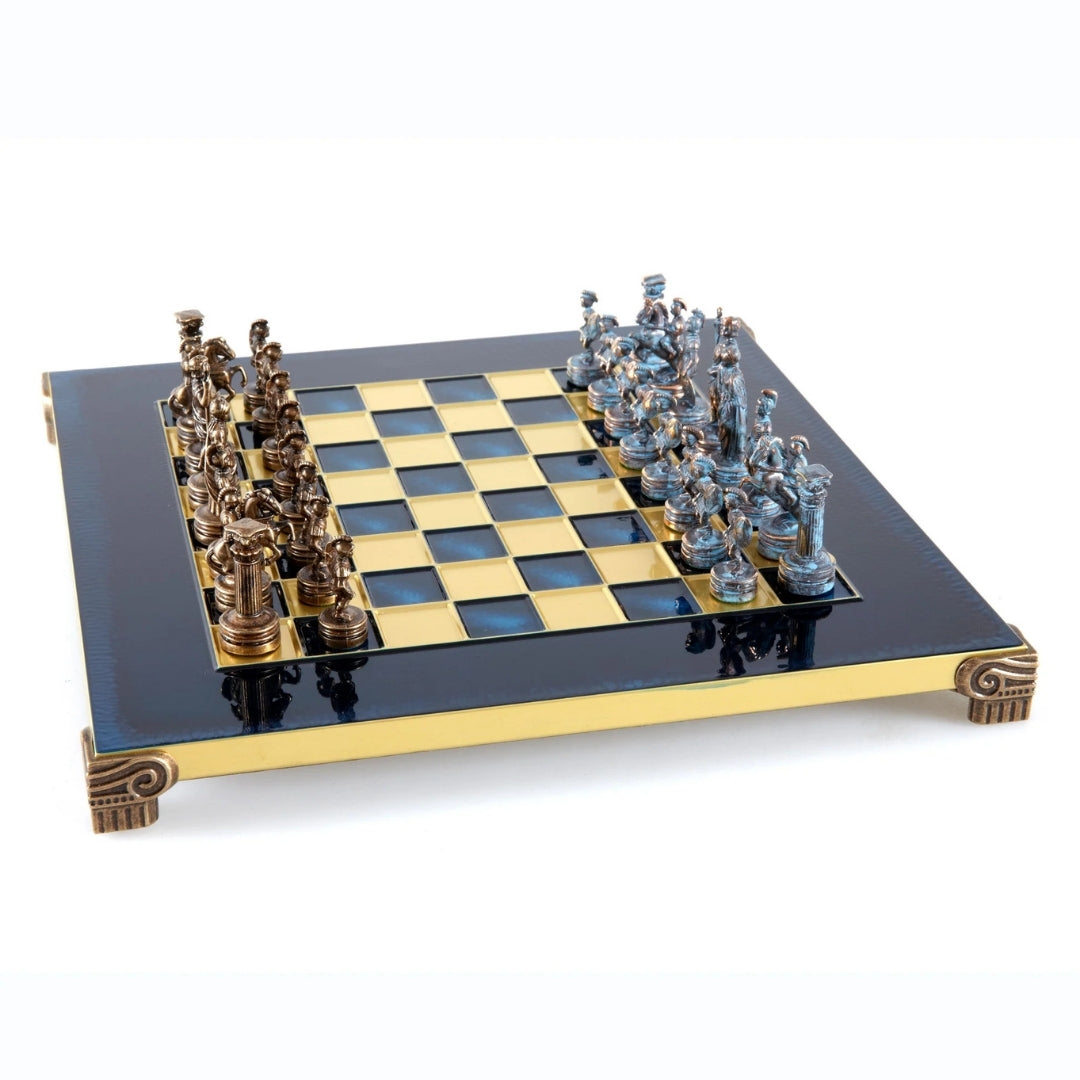 Mosadzné šachy 28 x 28 cm s personalizovaným gravírovaním – exkluzívny darček pre šachistu, vysokokvalitná ručná povrchová úprava, antická farba s námornícko-modro-zlatou šachovnicou
