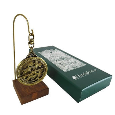 Miniatúrne astrolábium H81 na drevenom podstavci s možnosťou personalizácie gravírovaním - elegantný dekoratívny prvok ako darček pre milovníka astronómie, výška 13 cm, priemer 4,5 cm, výnimočné vyhotovenie s dôrazom na detaily