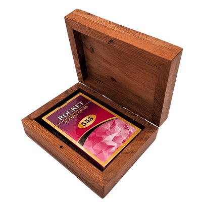 Elegantný balíček kariet v ozdobnej drevenej škatuľke s hliníkovou plaketou kráľa - personalizácia gravírovaním - ideálny darček pre milovníkov kartových hier - rozmery škatuľky 11,5 x 8 x 4 cm