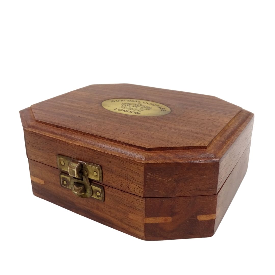 Retro slnečné hodiny s kompasom v drevenej škatuľke s možnosťou personalizácie gravírovaním