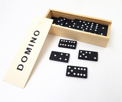 Domino v drevenej škatuľke s možnosťou personalizácie gravírovaním - ideálny darček pre milovníkov spoločenských hier, 28 plastových kociek, rozmery škatuľky 5 x 15 x 3,5 cm, materiál: drevo a plast