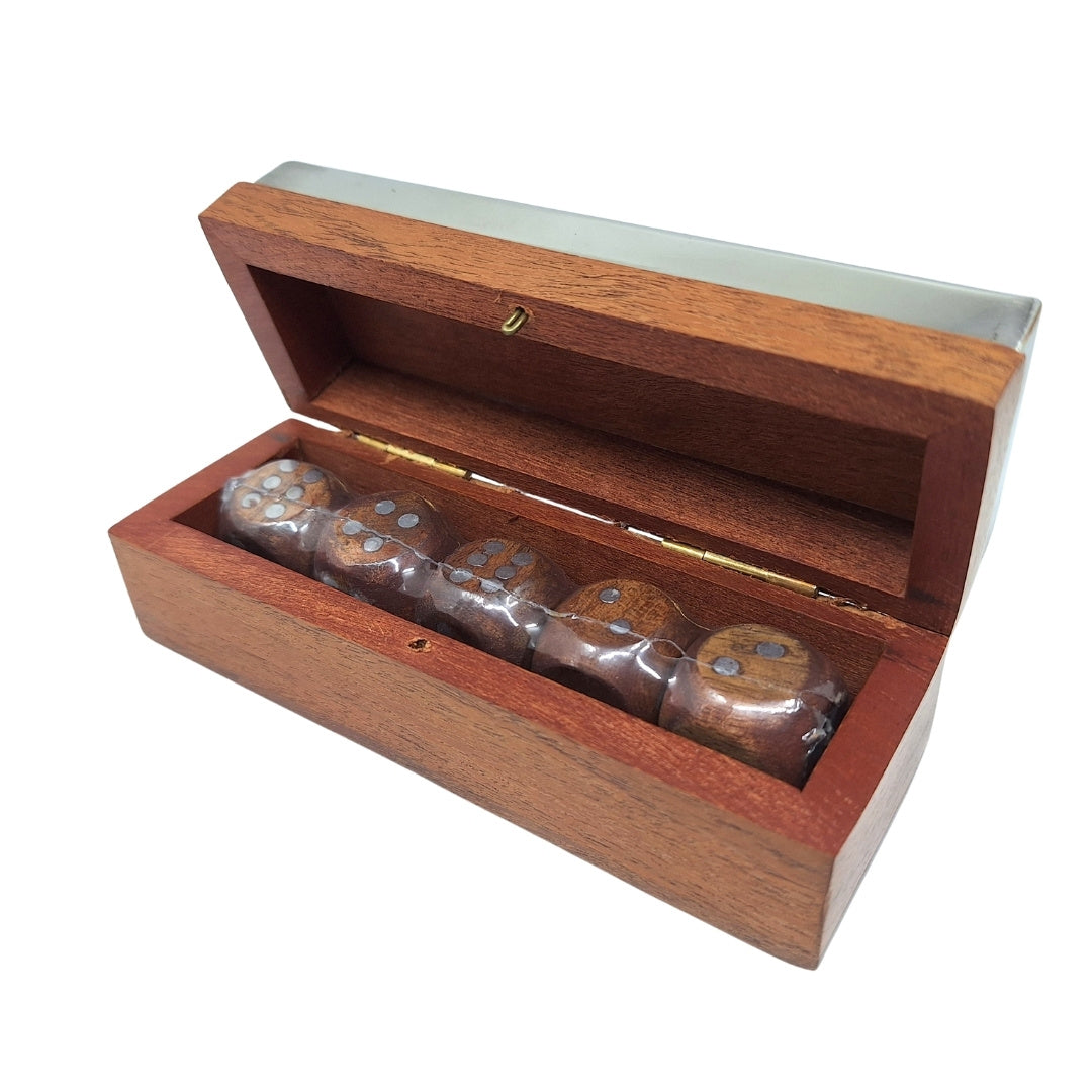Hra s kockami s personalizovaným gravírovaním v drevenej škatuľke s kovovým vrchom, ideálna ako darček – G1117, 12.5x4.5x4.5 cm