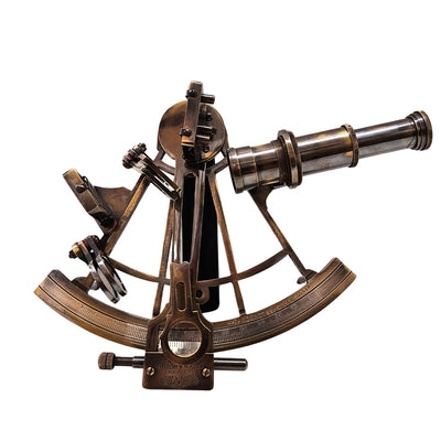 Mosadzný sextant s gravírovaním v drevenej škatuľke