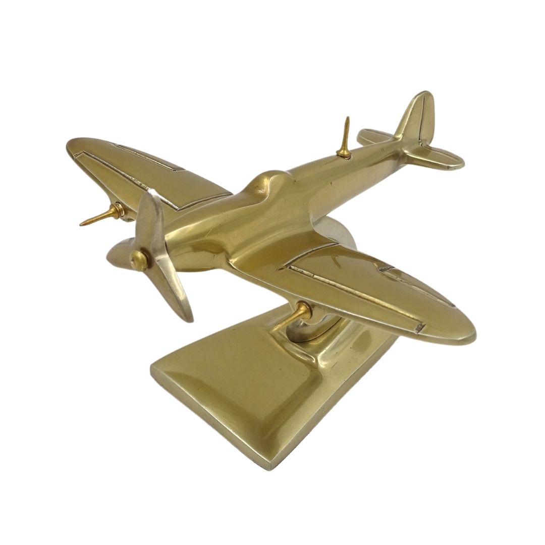 Model lietadla Spitfire, zlatá stíhačka z WWII, s možnosťou personalizácie gravírovaním – elegantný darček pre milovníkov letectva, vyrobený z hliníka, rozmery 15 × 13 × 8 cm