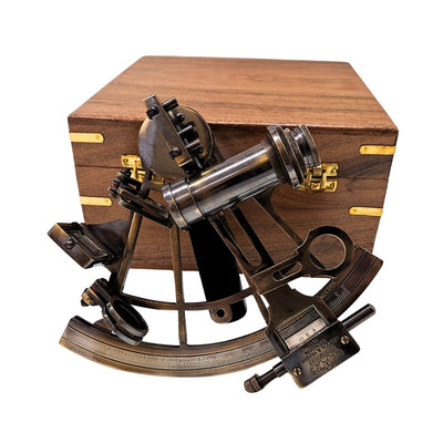 Mosadzný sextant s gravírovaním v drevenej škatuľke