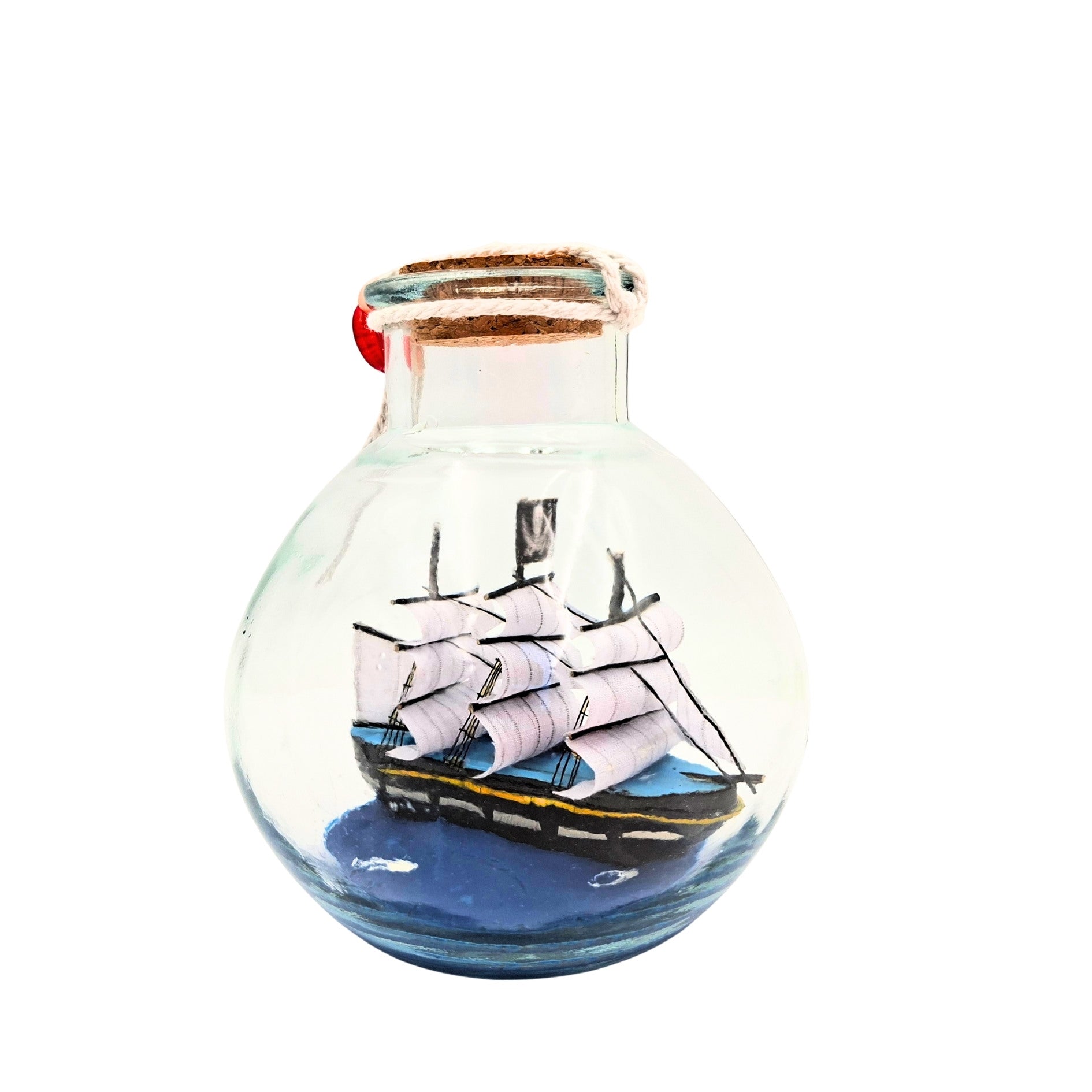 Miniaturowy żaglowiec w butelce z możliwością personalizacji grawerem – klasyczna dekoracja marynistyczna na prezent, 10 x 10 x 11 cm