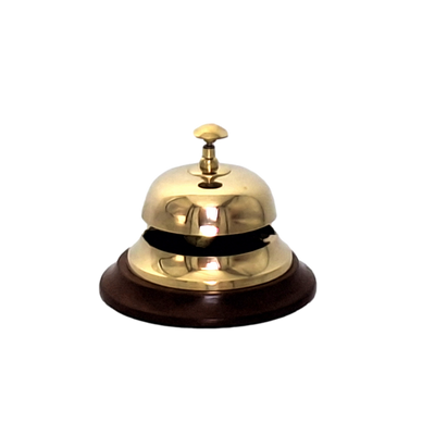 Mosiężny gong hotelowy na drewnianej podstawie TB27/4 z możliwością personalizacji grawerem, elegancki prezent w kolorze złotym i brązowym, wysokość 11 cm, średnica 12 cm