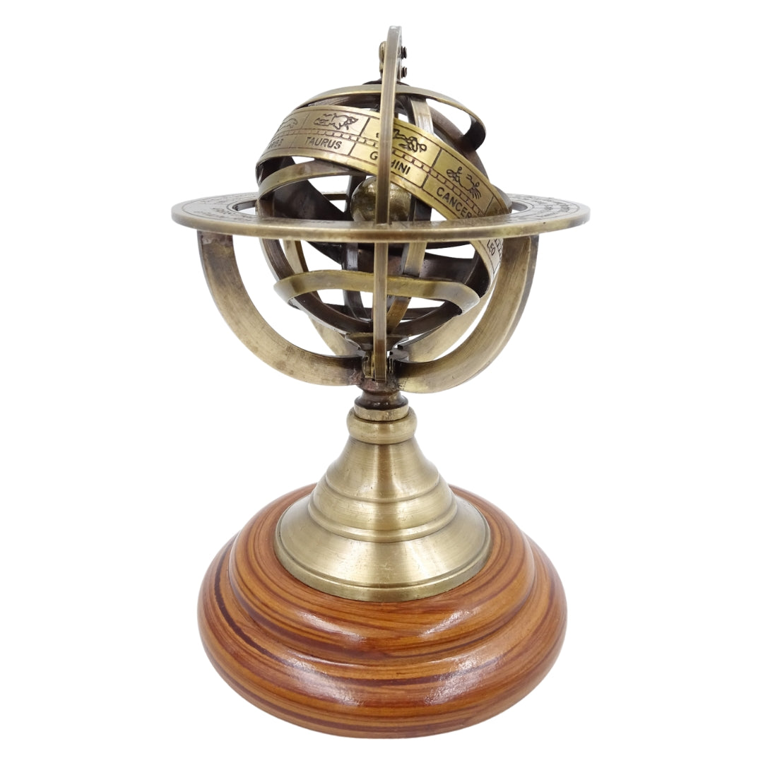 Mosadzné astrolábium 14cm s gravírovaním - jedinečný darček pre milovníkov astronómie, elegantná dekorácia z mosadze a dreva v zlatej farbe
