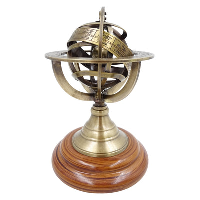 Mosadzné astrolábium 14cm s gravírovaním - jedinečný darček pre milovníkov astronómie, elegantná dekorácia z mosadze a dreva v zlatej farbe