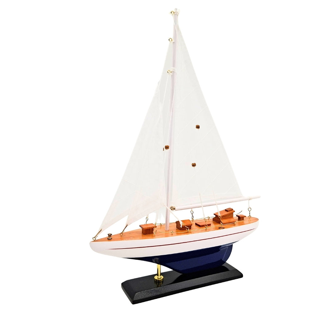 Drevený model jachty, výška 42 cm, s možnosťou personalizácie gravírovaním