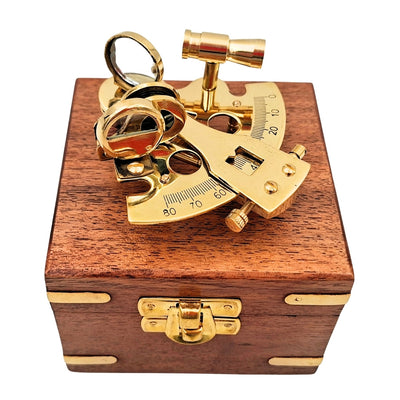 Mosadzný sextant v drevenej škatuľke s možnosťou gravírovania – elegantný darček pre jachtára a námorníka, 7x7x4 cm, vysokokvalitná mosadz a sklo