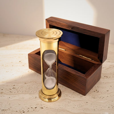 Presýpacie hodiny ROUND STP99 v drevenej krabičke s možnosťou personalizácie gravírovaním, mosadzné, zlatisté, 3 minúty, ideálny darček pre milovníkov RPG a držiteľov Guinnessových rekordov