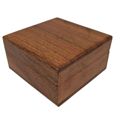 Drevená darčeková krabička – šperkovnica 8x8cm s tmavomodrou výplňou a možnosťou personalizácie gravírovaním