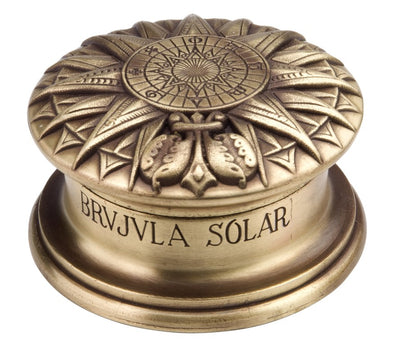 Mosadzný renesančný solárny kompas s gravírovaním - elegantný vintage darček s výškou 4,5 cm a priemerom 8,5 cm