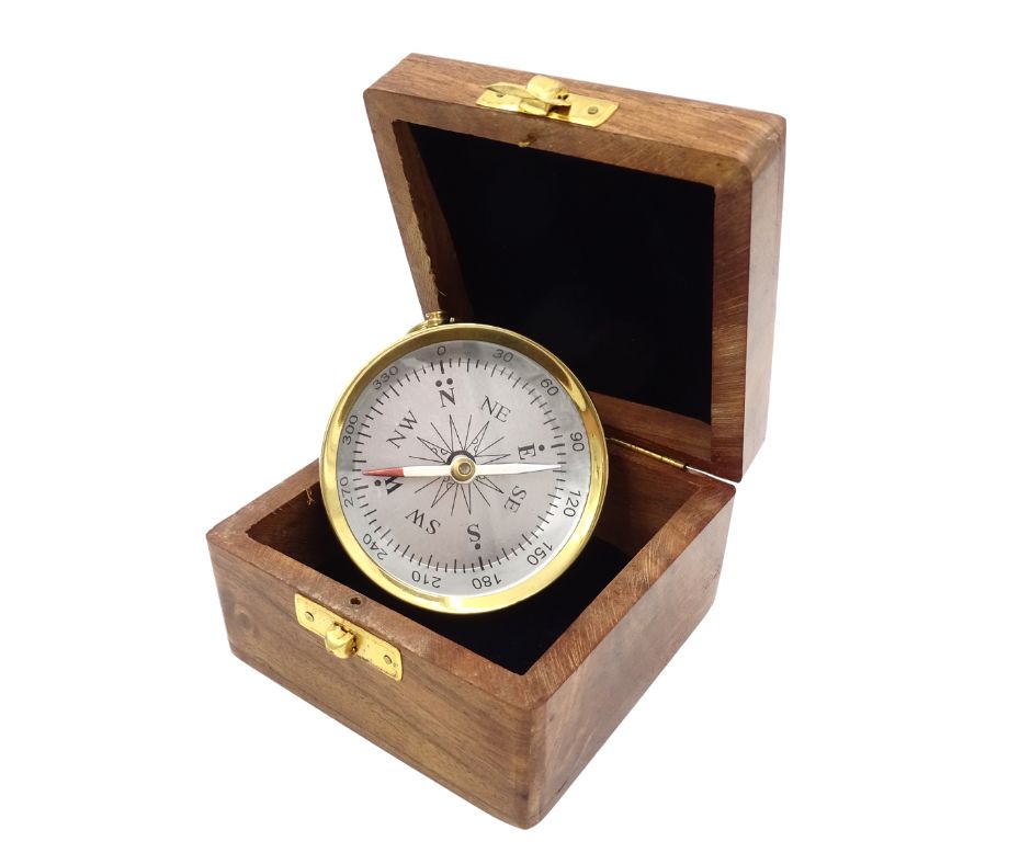 Mosadzný kompas v drevenej škatuľke s možnosťou personalizácie gravírovaním - elegantný darček pre milovníkov námornej tematiky, priemer 7,5 cm, výška 1,5 cm