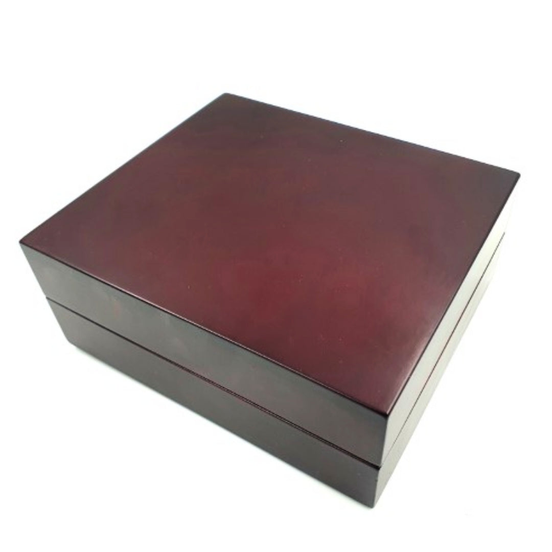 Drevená darčeková škatuľka 14 x 16 x 6,7 cm v tmavovišňovej farbe s filcovou vložkou a možnosťou personalizácie gravírovaním