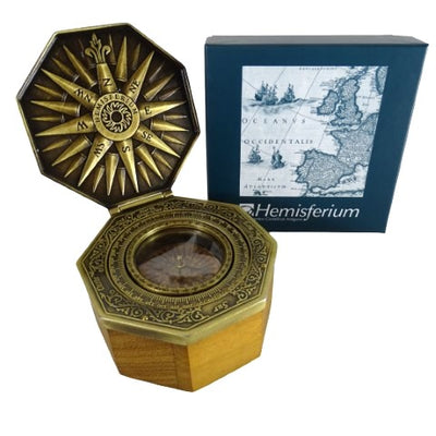 Exkluzívny magnetický kompas Cardan H43 z mosadze a dreva s personalizovaným gravírovaním