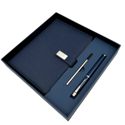 Elegantný tmavomodrý kožený zápisník A5 s perom a personalizovaným gravírovaním v darčekovej krabičke
