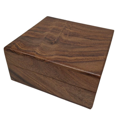 Elegantná drevená krabička s tmavomodrou výplňou 14x14x6,5 cm s možnosťou personalizácie gravírovaním
