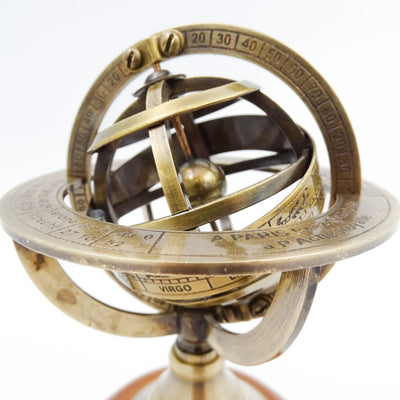 Mosadzné astrolábium 14cm s gravírovaním - jedinečný darček pre milovníkov astronómie, elegantná dekorácia z mosadze a dreva v zlatej farbe