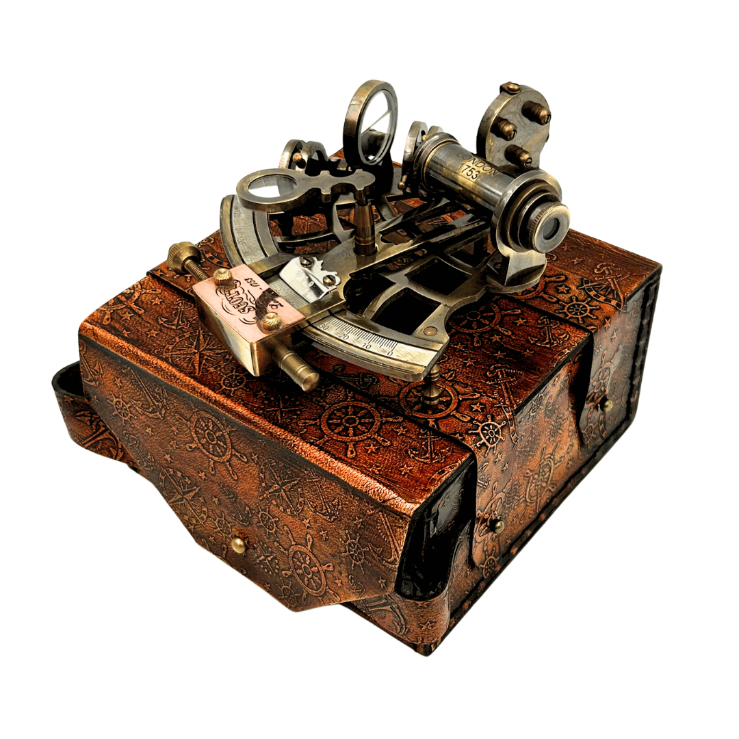 Retro mosadzný sextant v koženom puzdre - elegantný navigačný prístroj s možnosťou gravírovania - ideálny darček pre milovníkov jachtingu a histórie - rozmery 13x12x7 cm