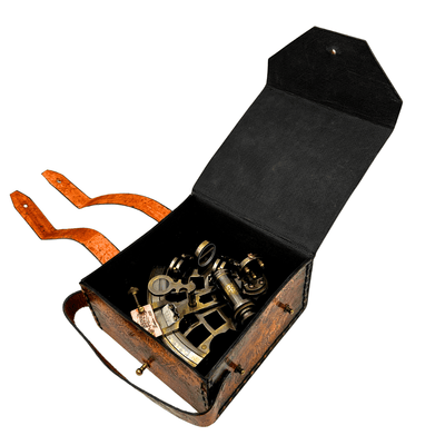 Retro mosadzný sextant v koženom puzdre - elegantný navigačný prístroj s možnosťou gravírovania - ideálny darček pre milovníkov jachtingu a histórie - rozmery 13x12x7 cm