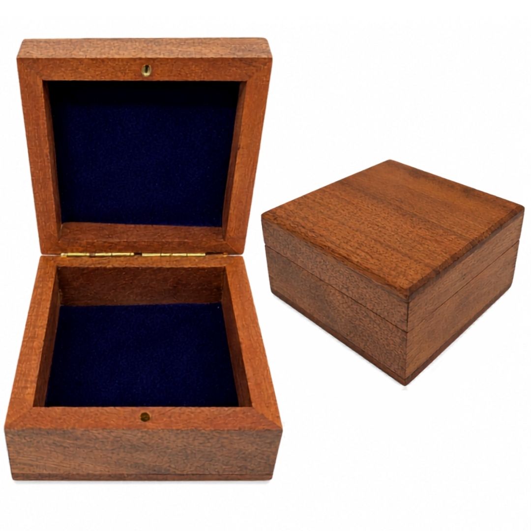 Drevená darčeková krabička – šperkovnica 8x8cm s tmavomodrou výplňou a možnosťou personalizácie gravírovaním