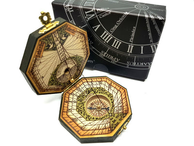 Oktagonálne slnečné hodiny a kompas H06 s možnosťou personalizácie gravírovaním – elegantný darček pre milovníkov navigácie, vyrobený z dreva a mosadze, s bohatou ornamentikou, rozmery 7,3 x 2 cm