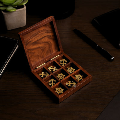 Drevené námornícke piškvorky s gravírovaním - personalizovaný darček pre jachtára, rozmery 10x10 cm, elegantný dizajn s mosadznými akcentmi