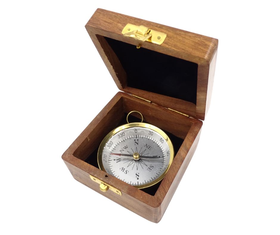 Mosadzný kompas v drevenej škatuľke s možnosťou personalizácie gravírovaním - elegantný darček pre milovníkov námornej tematiky, priemer 7,5 cm, výška 1,5 cm
