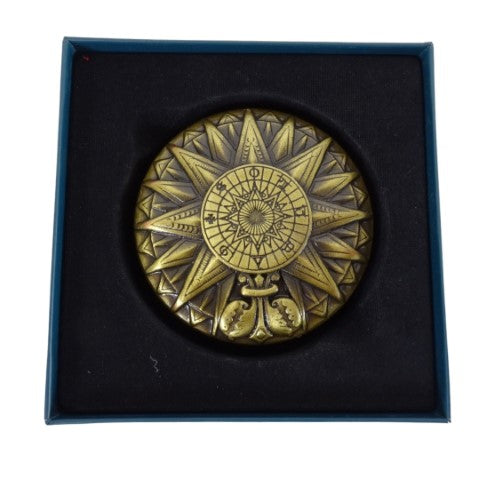 Mosadzný renesančný solárny kompas s gravírovaním - elegantný vintage darček s výškou 4,5 cm a priemerom 8,5 cm