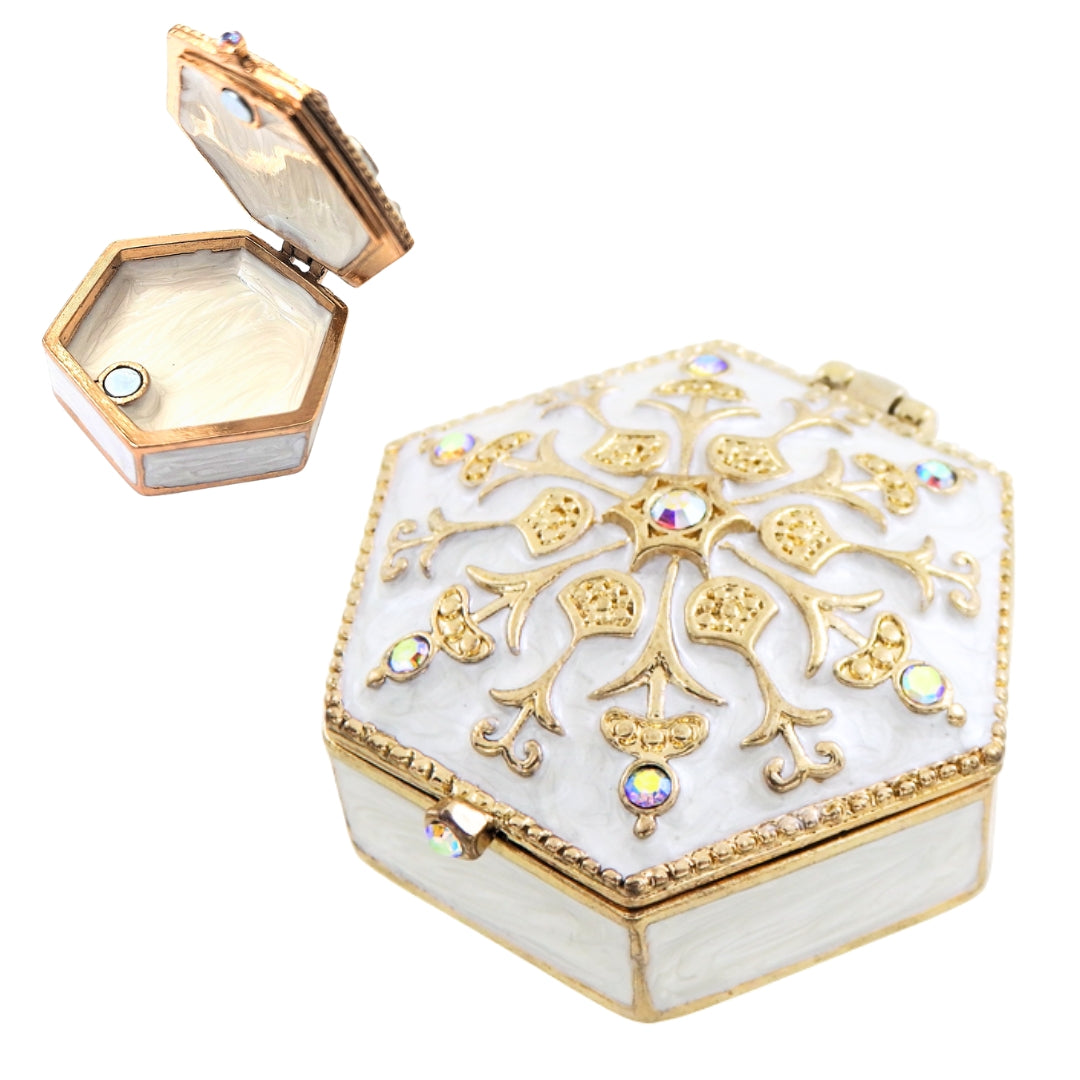 Elegantná kovová darčeková krabička s kryštálikmi B0035-08WH, bielo-zlatá, možnosť personalizácie gravírovaním, ideálna na šperky a drobnosti, 5x5x2cm