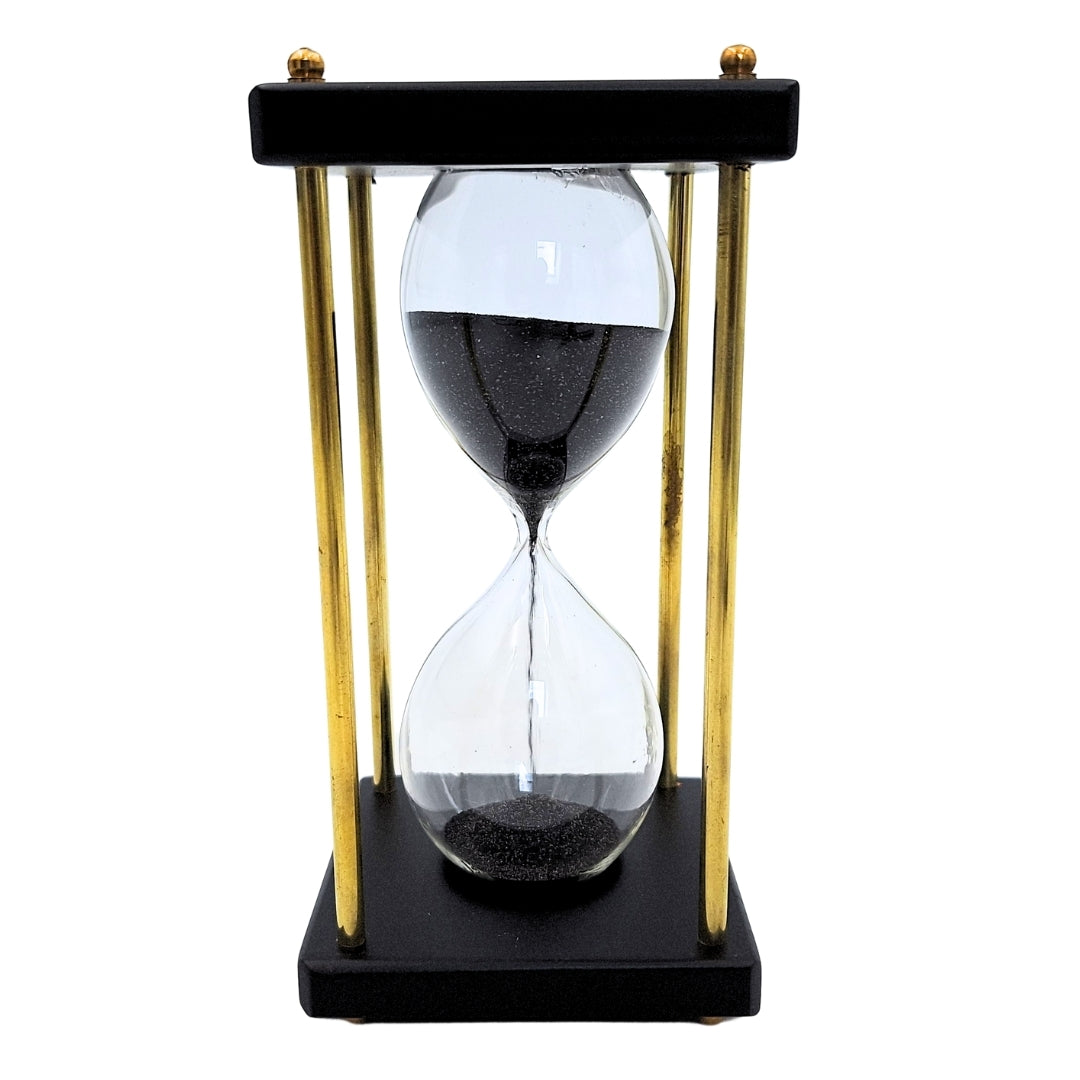Mosadzno-drevené presýpacie hodiny 5 minút s čiernym pieskom s možnosťou personalizácie gravírovaním – elegantná retro dekorácia ako darček s výškou 16 cm