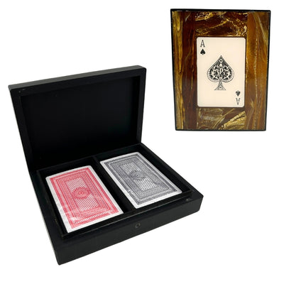 Štýlová súprava dvoch balíčkov kariet v elegantnej škatuľke zo živice s možnosťou personalizácie gravírovaním