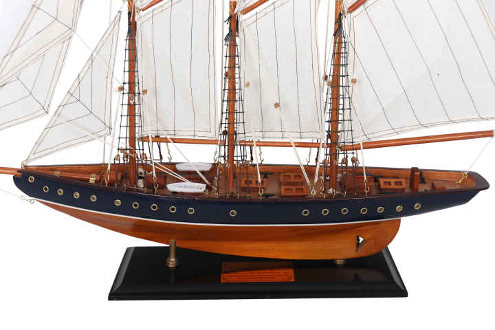Model škunera Atlantic 72cm - replika legendárnej lode s možnosťou personalizácie gravírovaním - ideálny darček pre milovníkov jachtingu - vyrobený z dreva s látkovými plachtami