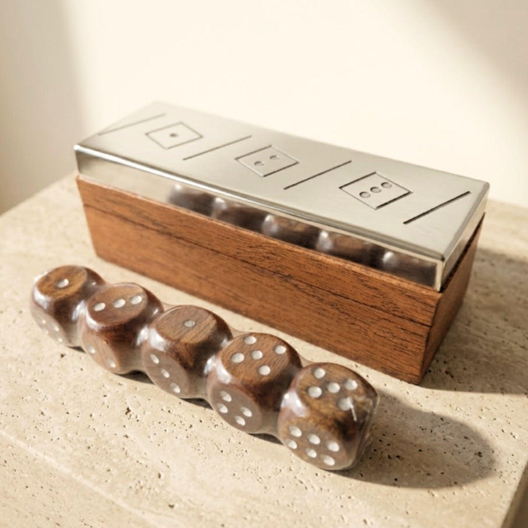 Hra s kockami s personalizovaným gravírovaním v drevenej škatuľke s kovovým vrchom, ideálna ako darček – G1117, 12.5x4.5x4.5 cm