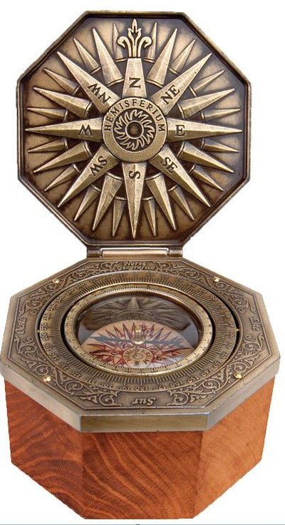 Exkluzívny magnetický kompas Cardan H43 z mosadze a dreva s personalizovaným gravírovaním