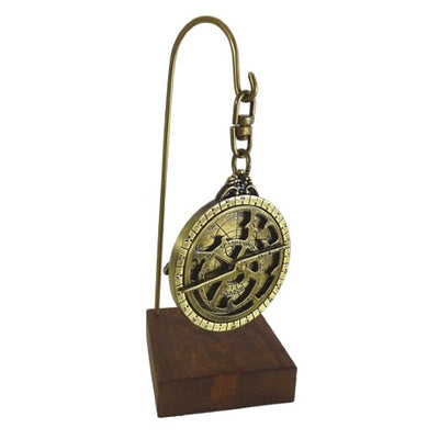 Miniatúrne astrolábium H81 na drevenom podstavci s možnosťou personalizácie gravírovaním - elegantný dekoratívny prvok ako darček pre milovníka astronómie, výška 13 cm, priemer 4,5 cm, výnimočné vyhotovenie s dôrazom na detaily